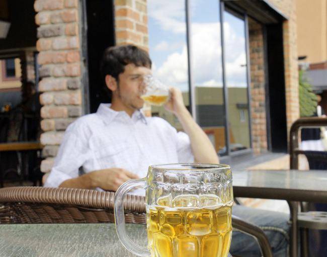 Парень часто пьет пиво по праздникам 