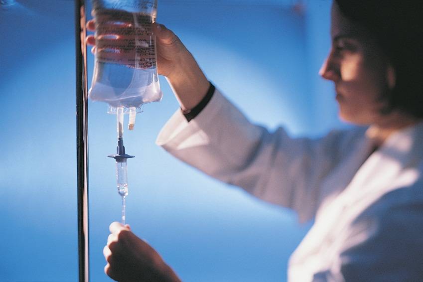 При запое ставится капельница 