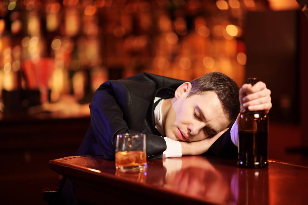 Что можно подсыпать в алкоголь, чтобы человек уснул?